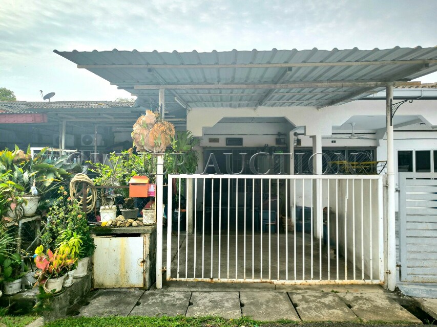 [Surrounded by a variety of shops and daily essentials] 1 Storey Terrace House [5 min to Mydin Klang]