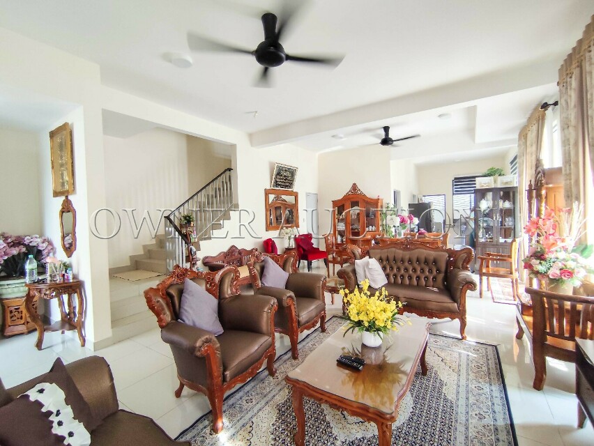 [Consists of 4 balconies; Spacious car porch] 2.5 Storey Link House with Extra Land [Next to Savanna Boulevard Shops; Nearby Bangi Wonderland, Bukit Unggul Country Club]