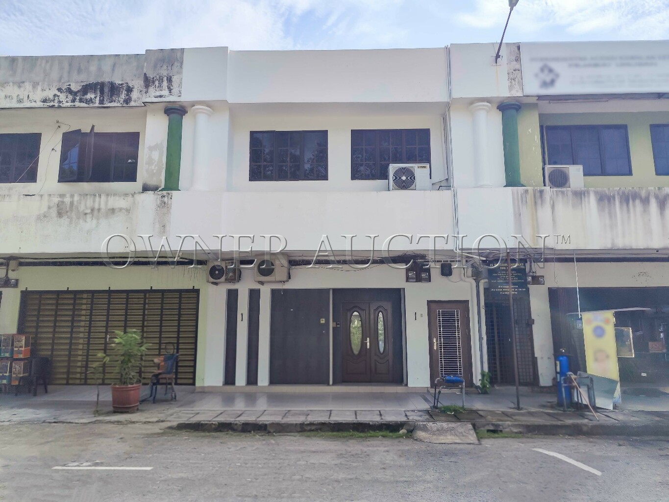 [Strategically located in one of Ipoh’s established commercial zone] 2 Storey Shop, Renovated [Facing the main road with strong foot traffic]