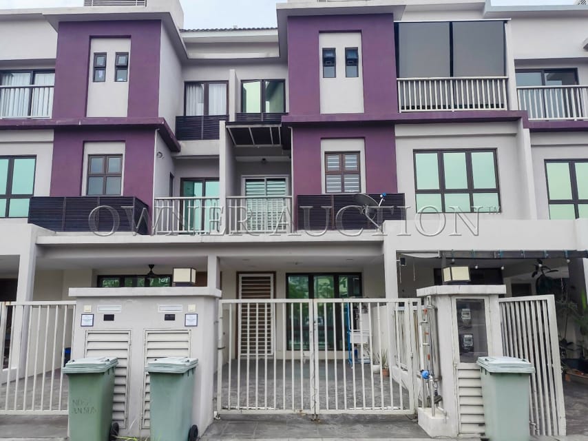 [Facing open and renovated unit at lower floor] Town House (Lower Unit) [5 min to Lotus Bangi; Close to AEON Nilai]