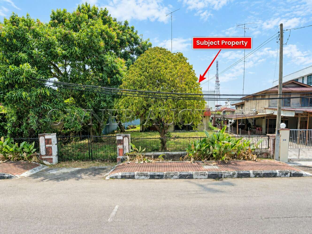 [Commercial Zoning; Potential Business Land] 1 Storey Bungalow House with Land [Walking Distance to Muar Town Business Hub]