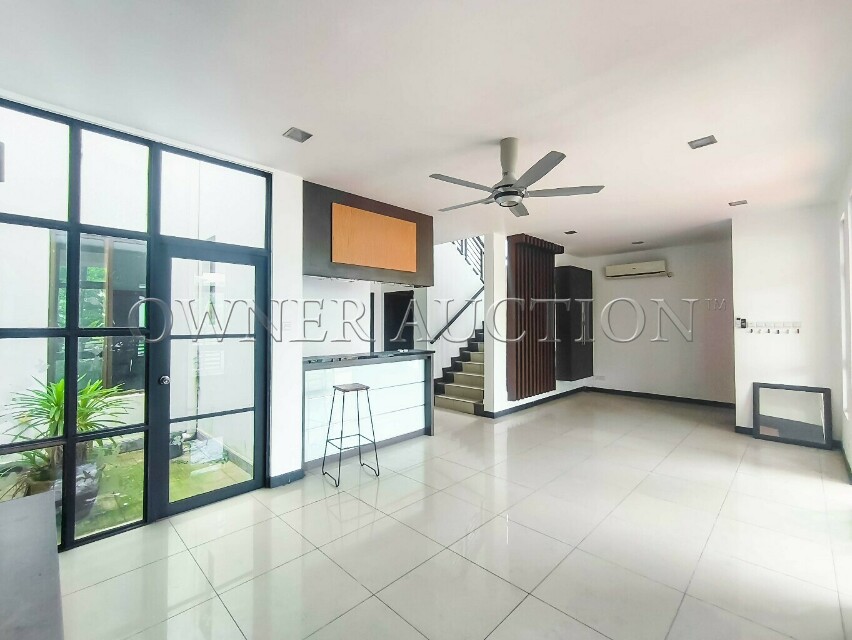[Gated and Guarded Housing Area, Renovated House, Partially Furnished] 3 Storey Semi Detached House [10 min to Mydin Mall Mutiara Rini, 10 min to Skudai Terminal Tun Aminah]