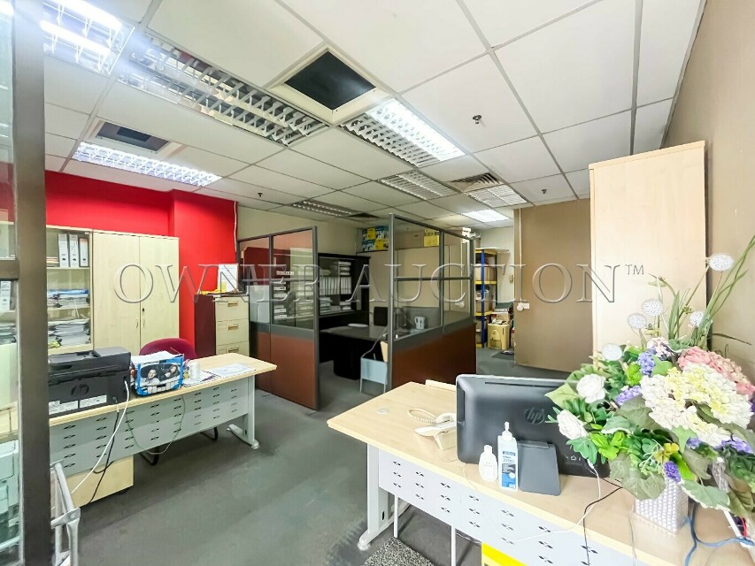 [Renovated unit; Ideal for ready-to-use office space] Office [3 min walk to shops, banks & eateries along Jalan Othman (PJ Old Town), 6 min to Taman Jaya LRT Station]