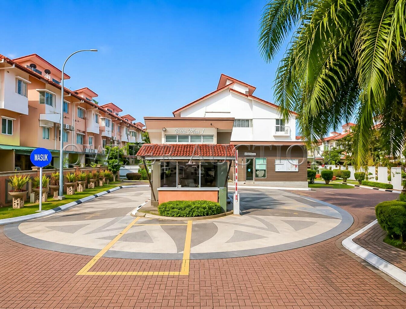 [Partially Furnished, Jalan Sri Utara] Town House [9 min to KTM Kampung Batu, 10 min to Mrt Station Kentonmen]